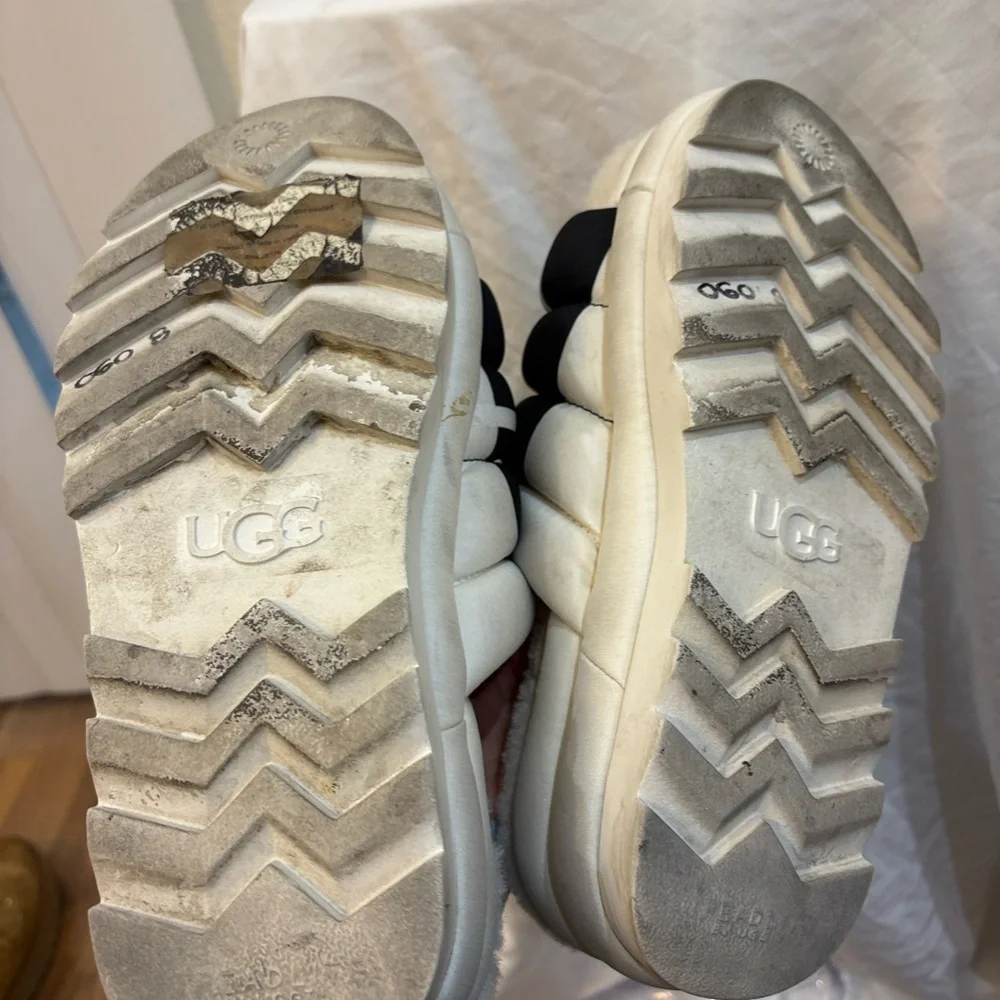 UGG® Maxi Slide Padded Logo Platform‎ Sandals plush fur